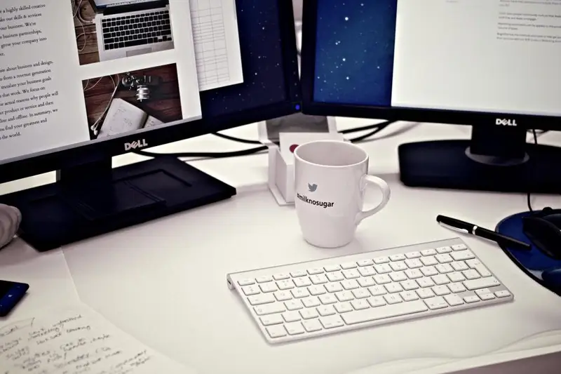 Ordenador de sobremesa con monitor y teclado en un escritorio