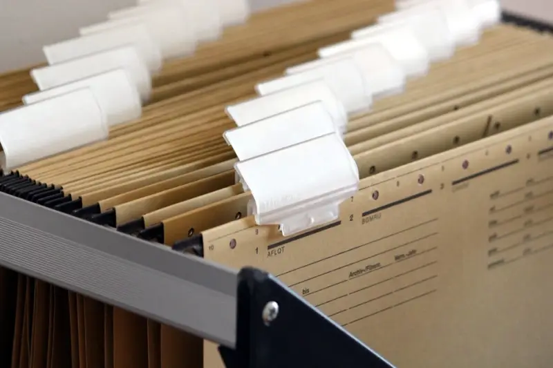 Cajón de archivo con carpetas ordenadas