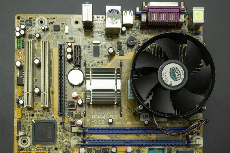 Placa base con el ventilador del procesador y las ranuras de memoria