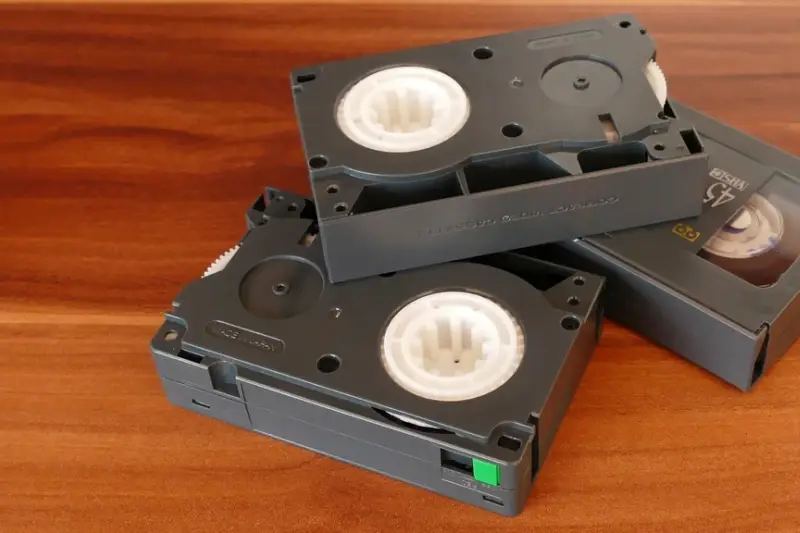 Cintas de vídeo VHS sobre una mesa de madera