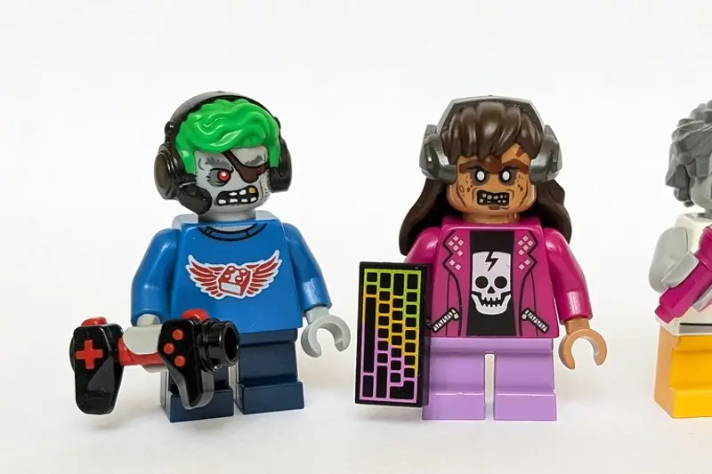 Figuras de juguete junto a un pequeño teclado