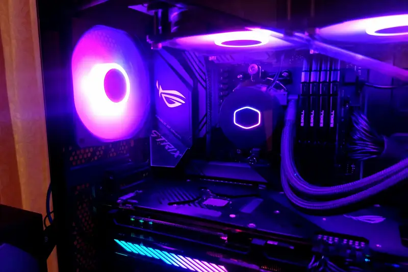 Interior de un PC para juegos iluminado con luces moradas