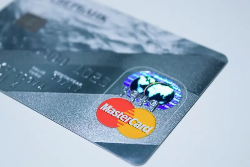 Tarjeta bancaria con chip y logotipo de pago