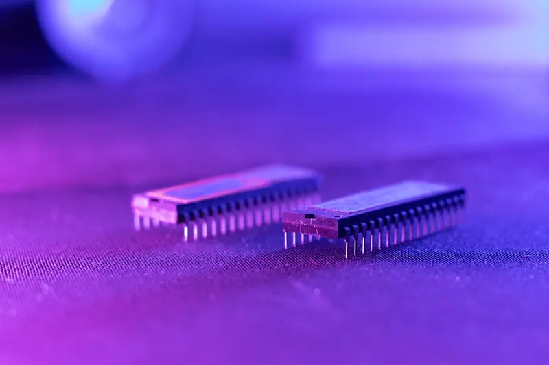 Chips de memoria sobre una superficie iluminada en azul y morado