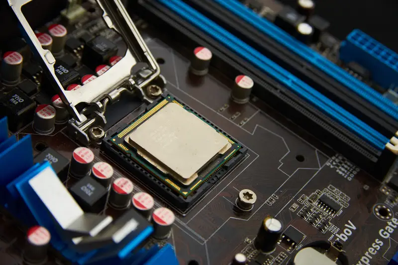 Placa base de ordenador con el procesador instalado y ranuras de memoria
