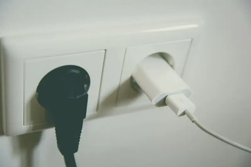 Enchufes de pared con un cargador conectado