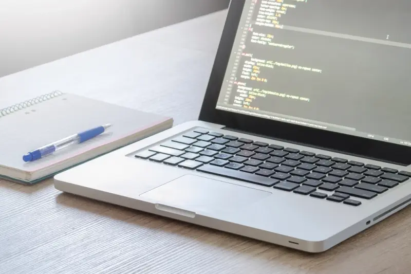 Portátil con una terminal de comandos abierta