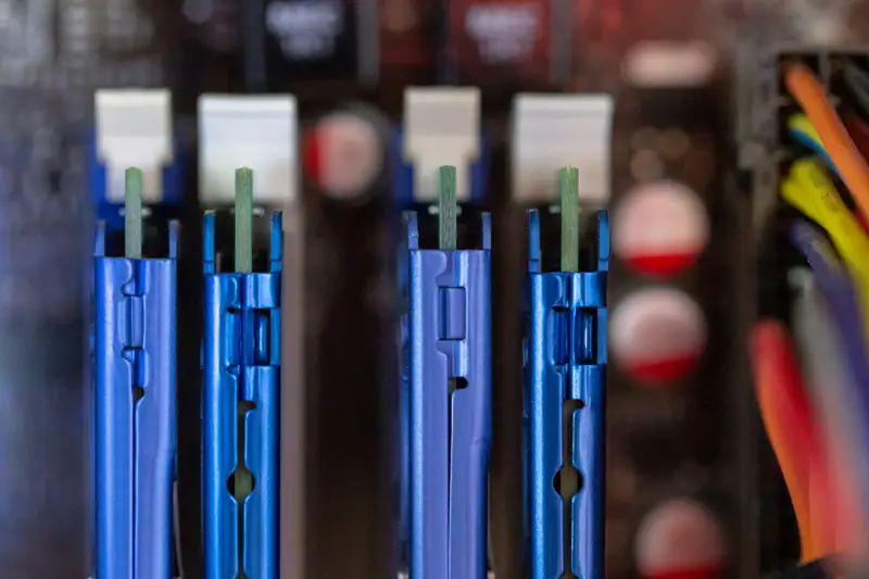 Módulos de memoria RAM azules instalados en las ranuras de una placa base