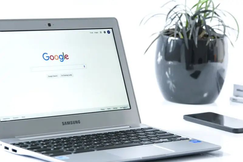 Portátil con el buscador de Google abierto en el navegador
