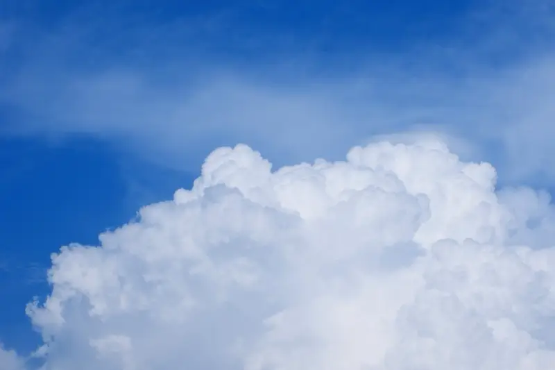 Nubes blancas en un cielo azul