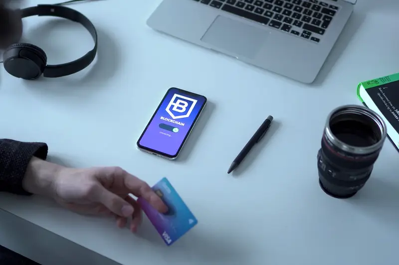 Móvil con una aplicación de identificación junto a una tarjeta y un portátil