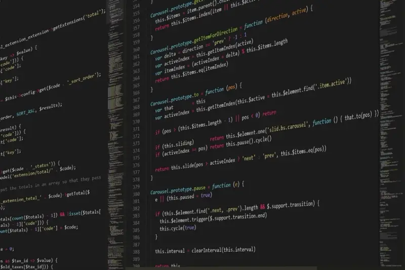 Pantalla con líneas de código sobre fondo oscuro