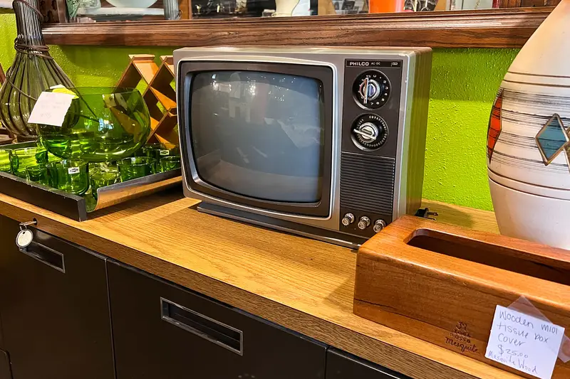 Televisor antiguo sobre un mueble de madera
