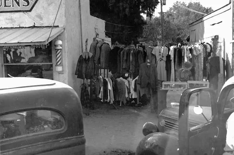 Puesto de ropa de segunda mano en un mercadillo callejero