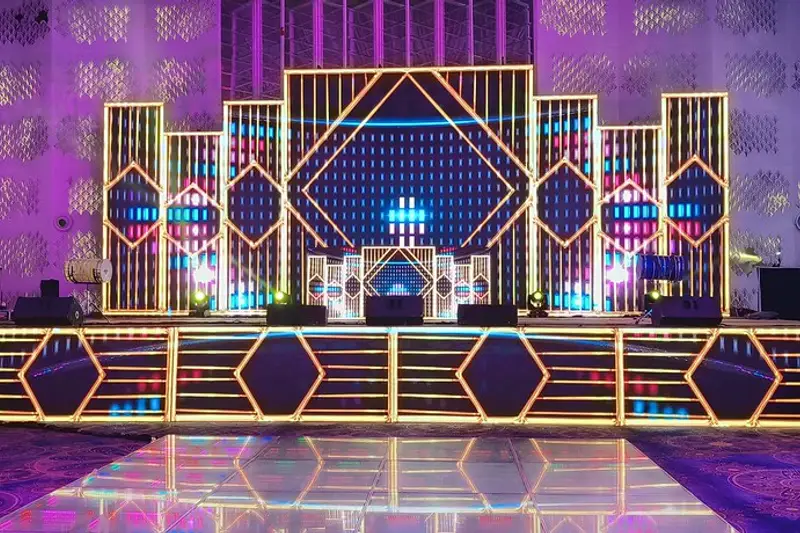 Escenario iluminado con grandes pantallas LED