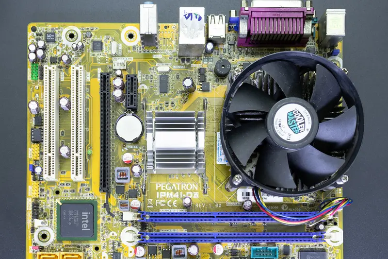 Placa base con el ventilador del procesador y ranuras de expansión