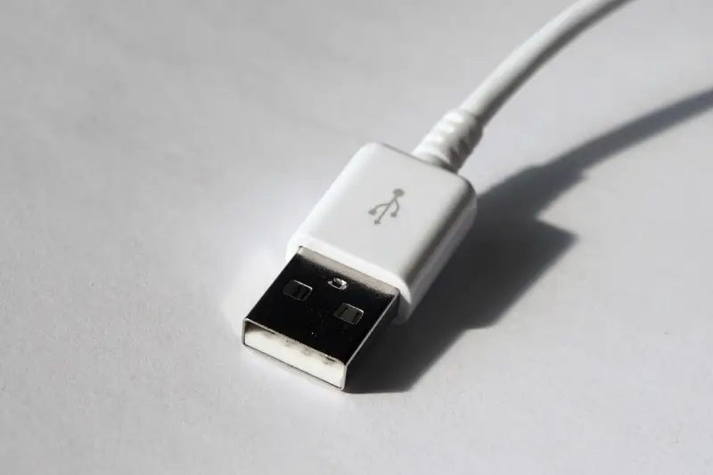 Conector USB de un cable sobre fondo claro