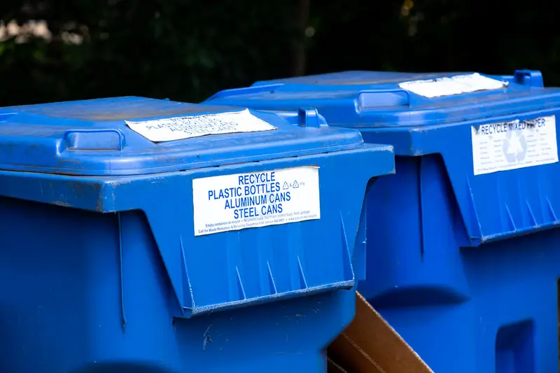 Contenedores azules de reciclaje