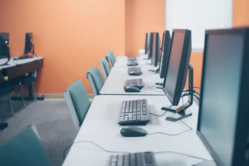 Fila de ordenadores de sobremesa en una sala