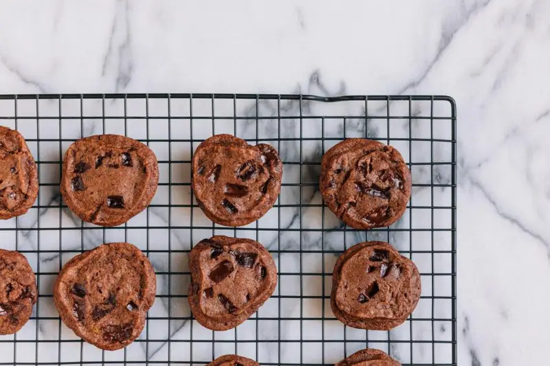 Galletas con pepitas de chocolate enfriándose sobre una rejilla