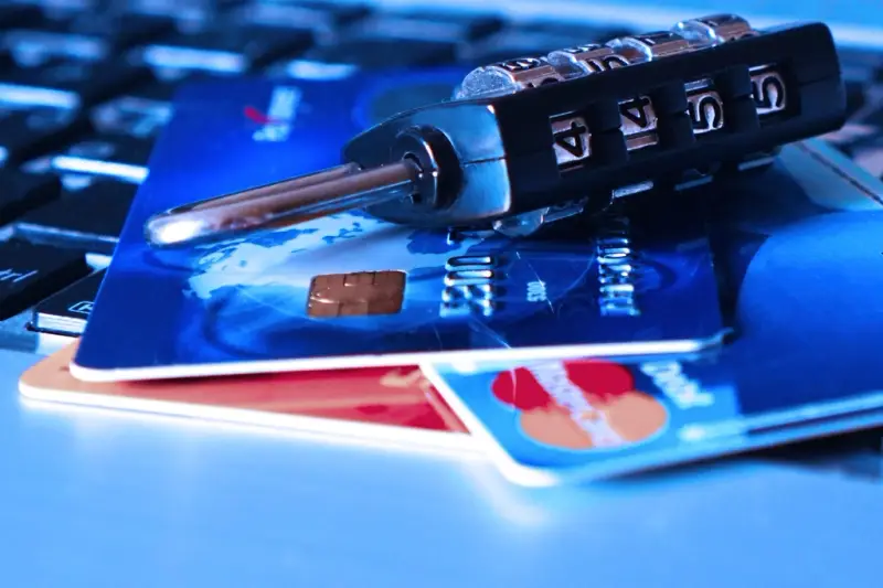 Tarjetas bancarias con un candado de combinación encima