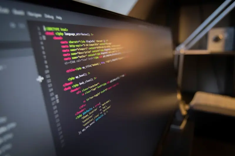 Monitor mostrando código en un entorno de desarrollo