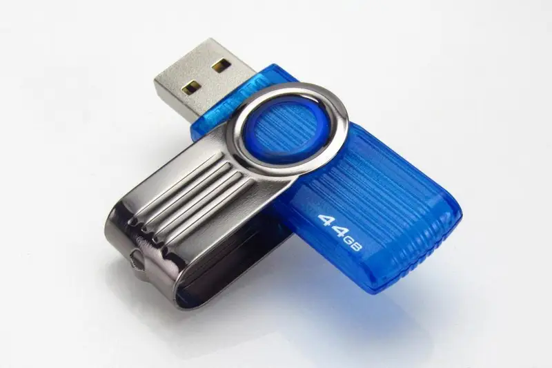 Memoria USB azul con la tapa giratoria abierta