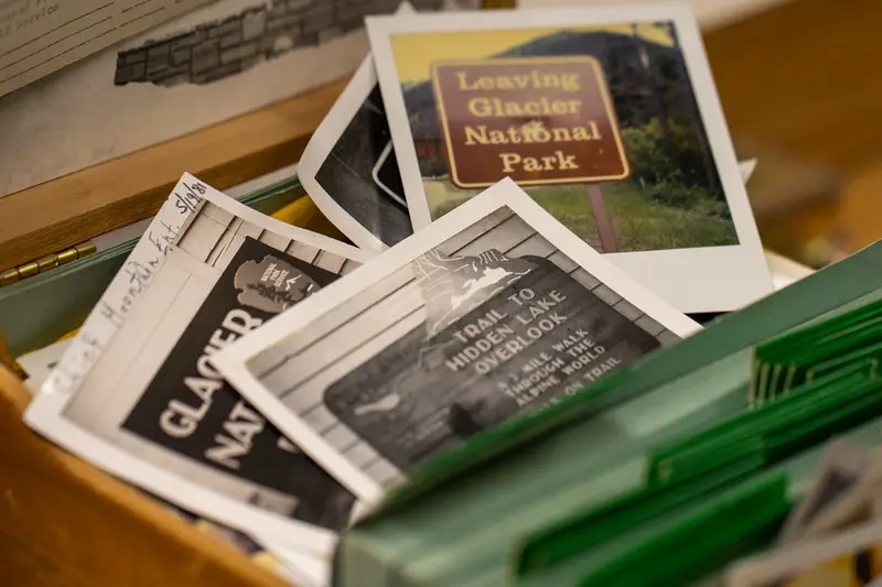 Fotografías y postales impresas amontonadas sobre una mesa
