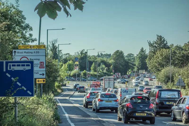 Atasco de coches en una carretera de varios carriles