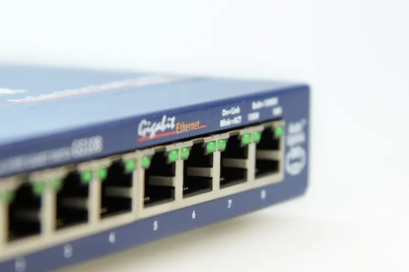 Conmutador de red con varios puertos Ethernet