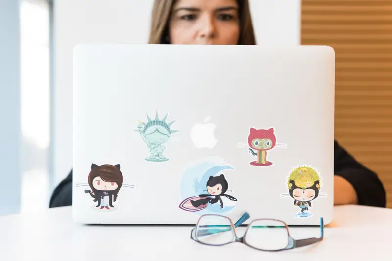 Portátil cubierto de pegatinas de programación