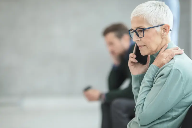Mujer hablando por teléfono con gesto preocupado