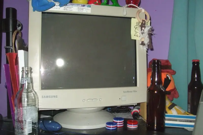 Monitor de tubo antiguo encendido sobre una mesa