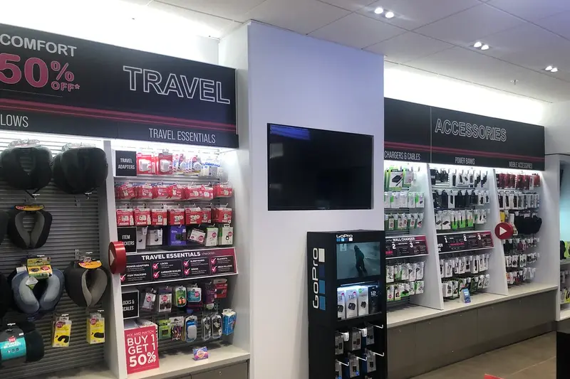 Tienda de accesorios electrónicos con productos en las estanterías