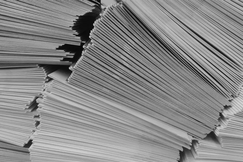 Pilas de papeles y documentos amontonados