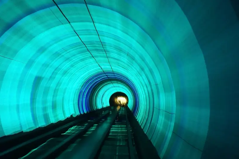 Túnel iluminado de color turquesa