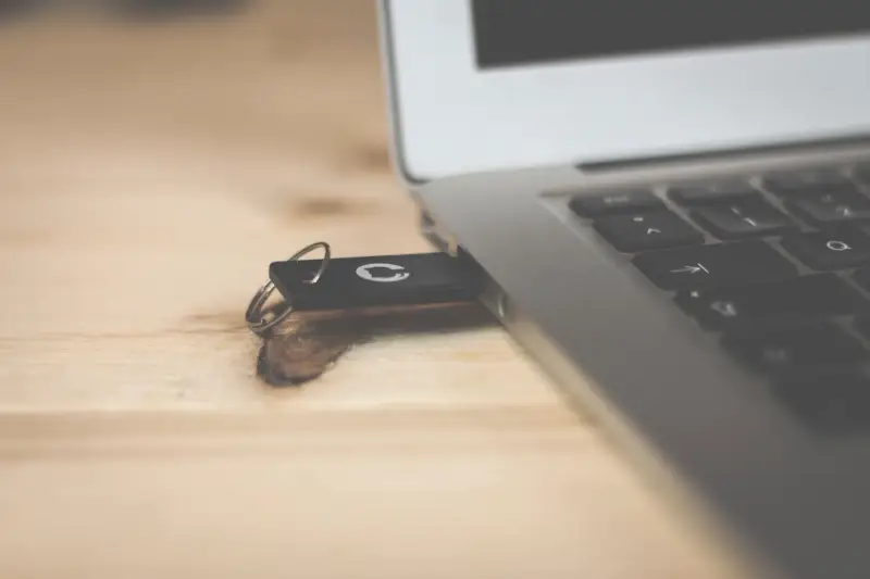Memoria USB conectada al puerto de un portátil