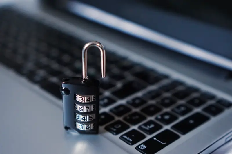 Candado de combinación sobre el teclado de un portátil