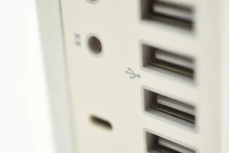 Puertos USB en el lateral de un equipo blanco