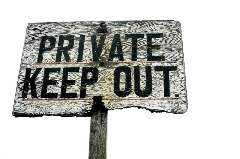 Cartel de madera con el texto «Private, keep out»
