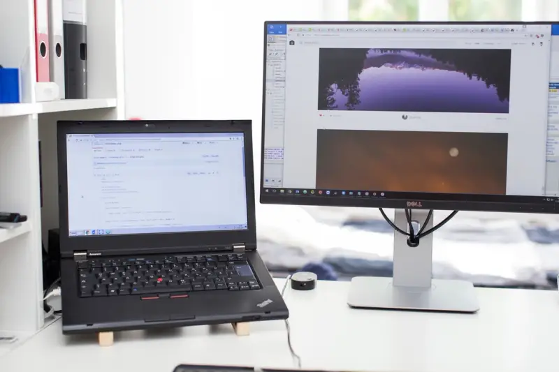Portátil conectado a un monitor externo encendido sobre un escritorio