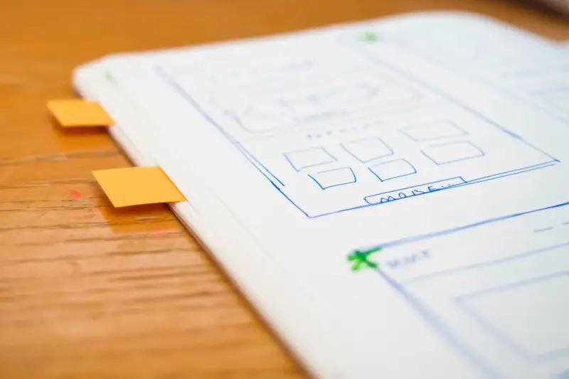 Boceto del diseño de una página web dibujado en un cuaderno