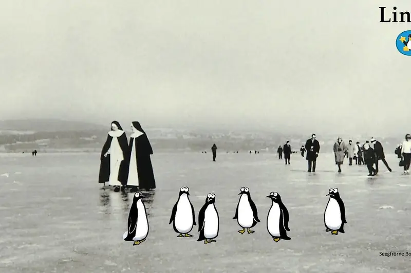 Pingüinos caminando sobre el hielo en una foto antigua
