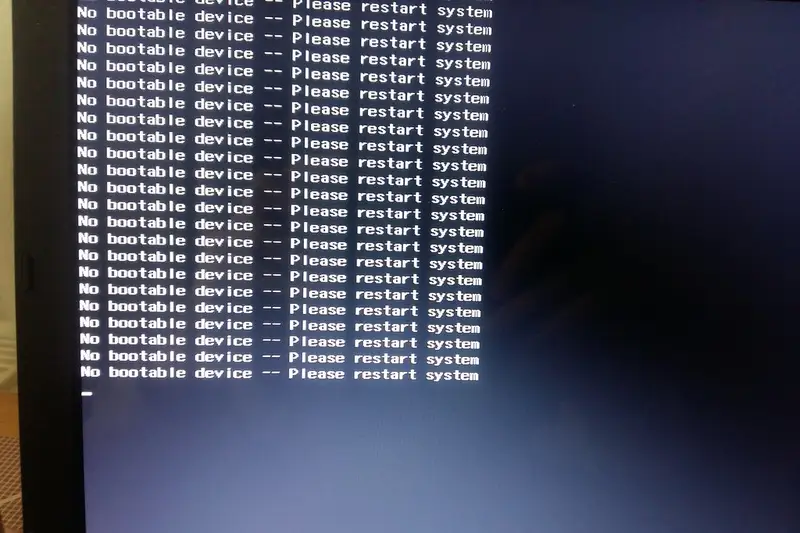 Pantalla con un mensaje de error repetido en texto blanco