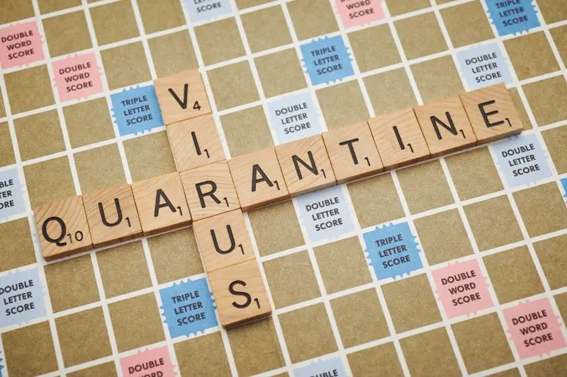 Fichas de un juego de letras que forman las palabras virus y cuarentena