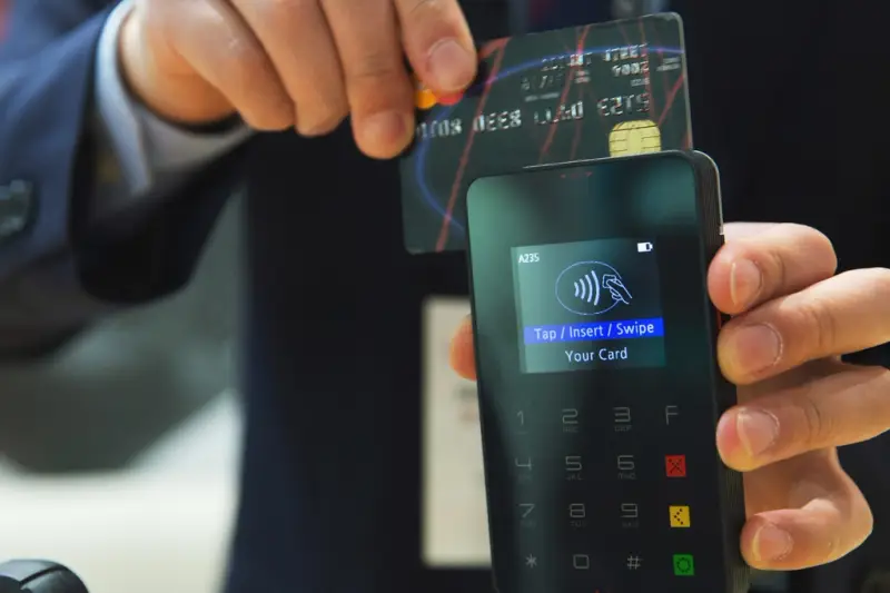 Pago con tarjeta acercándola a un datáfono