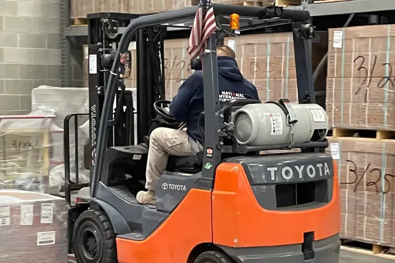Carretilla elevadora moviendo cajas en un almacén