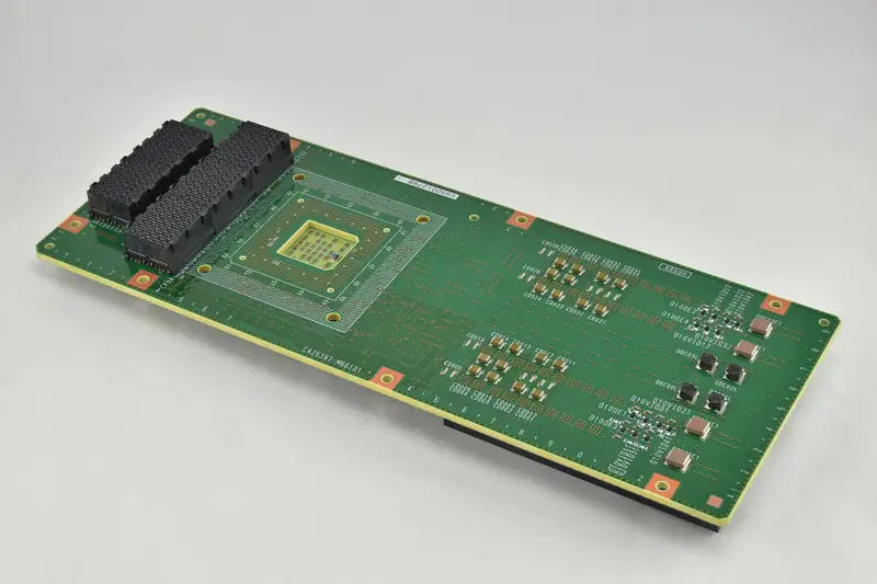 Tarjeta de circuito con un chip en el centro