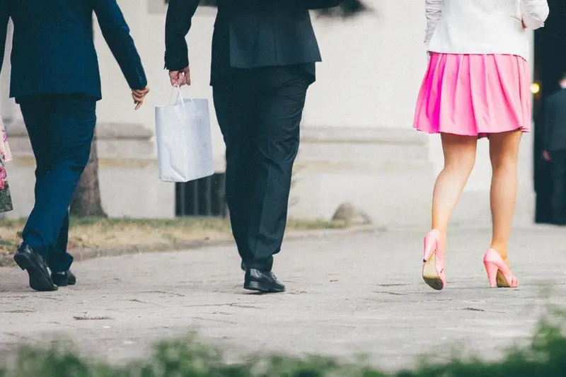 Personas caminando con bolsas de la compra