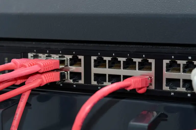 Switch de red con cables rojos conectados